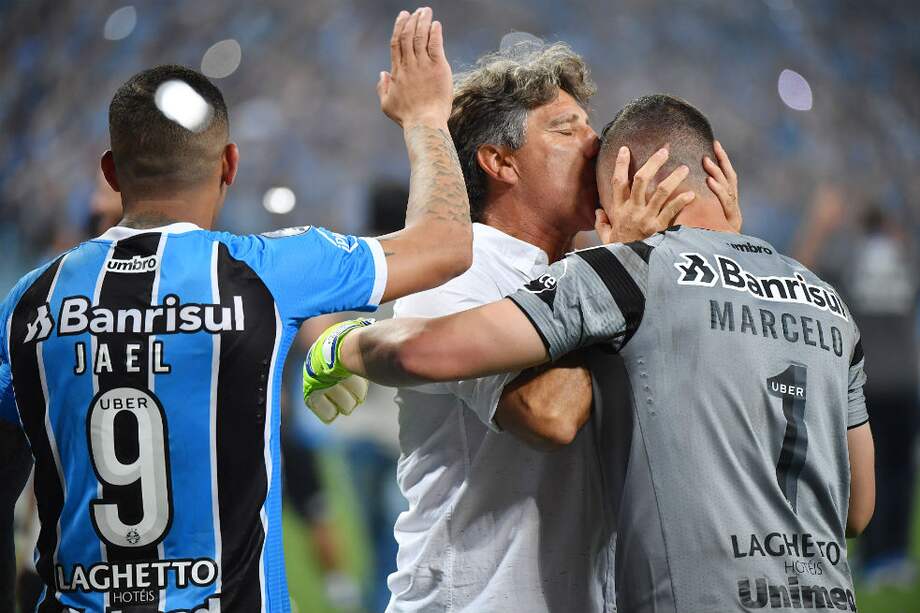Renato Portaluppi, entrenador de Gremio (centro) felicitando a Marcelo Grohe. / AFP