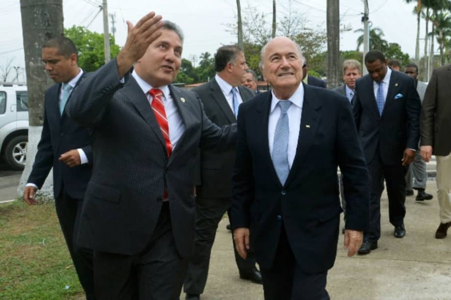 Pedro Chaluja (d) y Jospeh Blatter. Foto: AFP