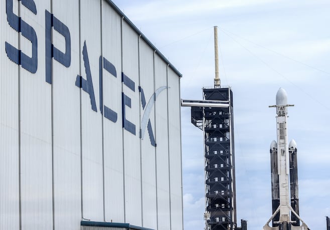SpaceX firma un acuerdo antes de su salida a bolsa