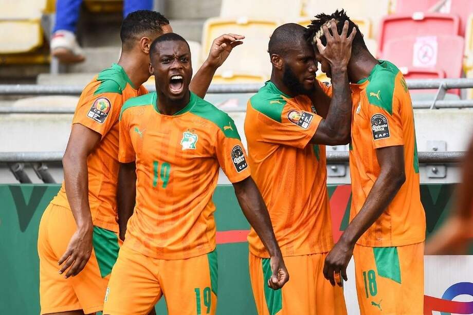 El mediocampista de Costa de Marfil, Franck Kessie celebra con sus compañeros luego de anotar en la Copa Africana de Naciones contra Algeria.
