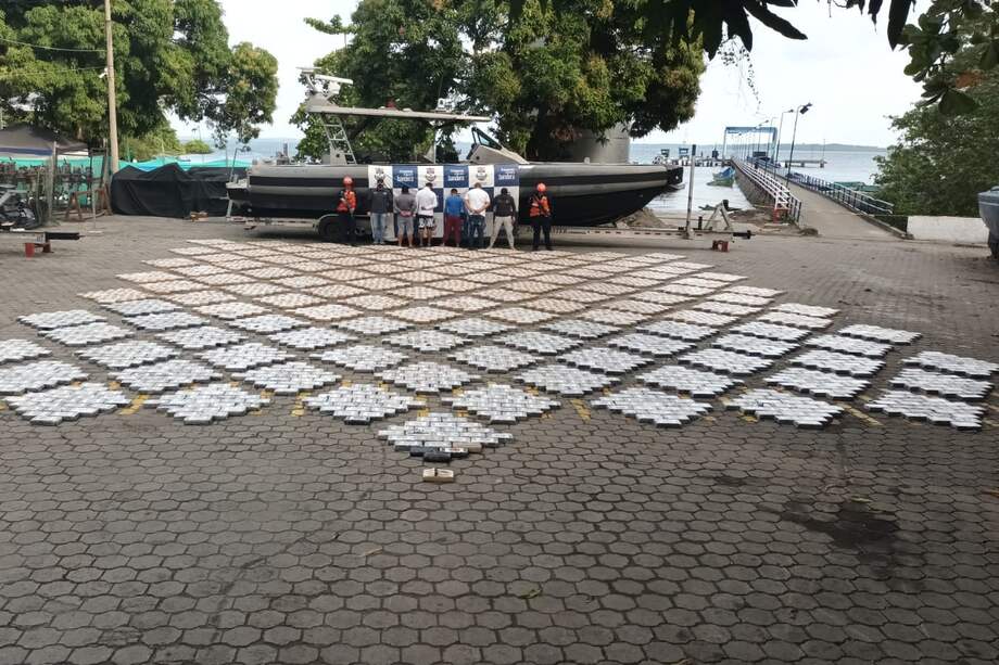 Durante la inspección, se pudo verificar que los sujetos transportaban 185 bultos con características similares a clorhidrato de cocaína.