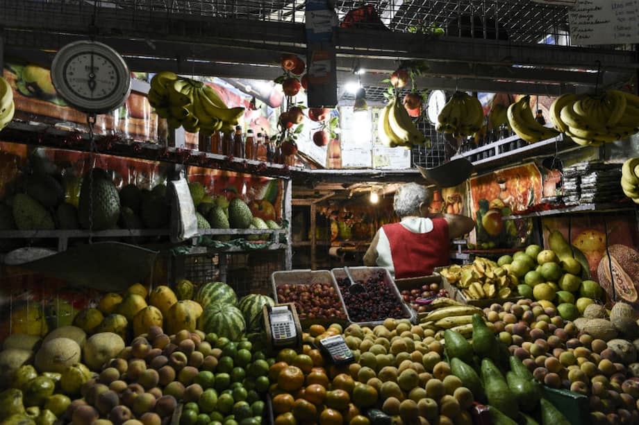 Un vendedor en un puesto de verduras en el mercado municipal de Quinta Crespo en Caracas, Venezuela. / Bloomberg News