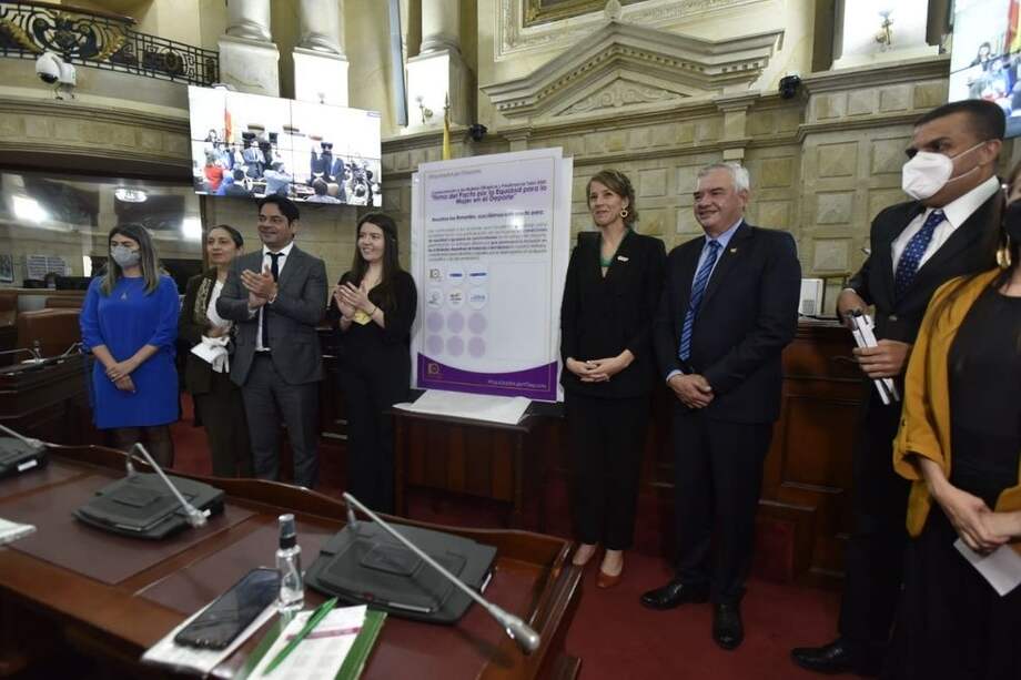 Firma del pacto por la equidad para la mujer en el deporte, en el Senado de la República.