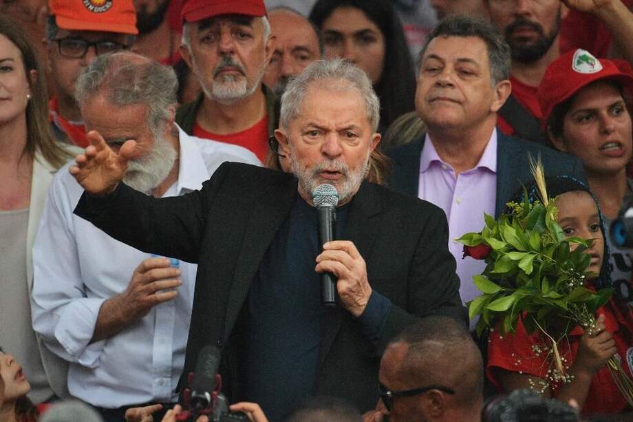 El expresidente Lula da Silva durante su discurso tras salir de prisión. / AFP