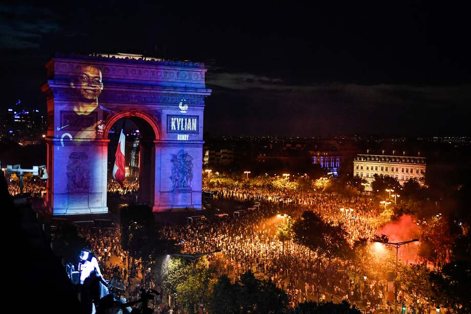 La imagen de Mbappé se proyectó en el Arco del Triunfo, en París. / AFP