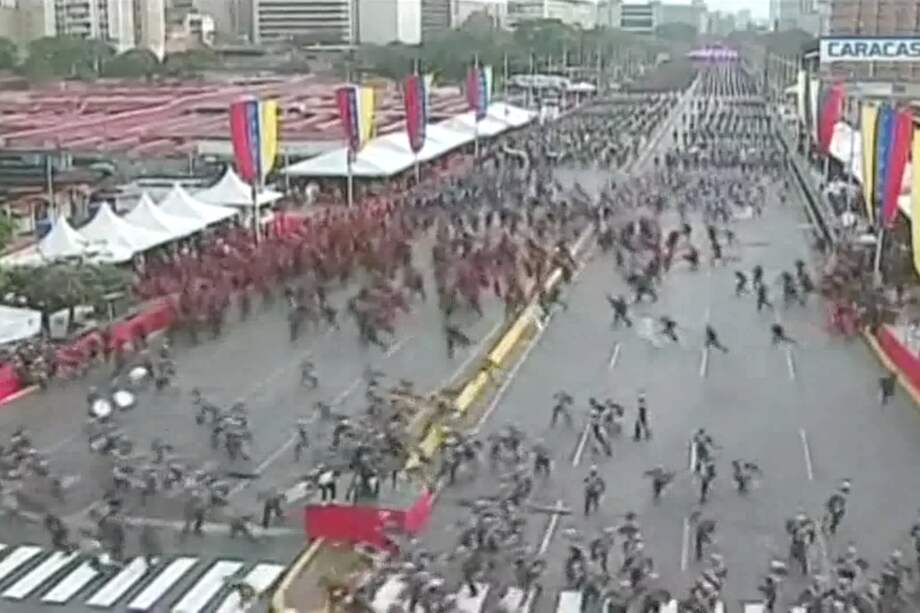 Fotos del momento en el que suenan los explosivos. / EFE