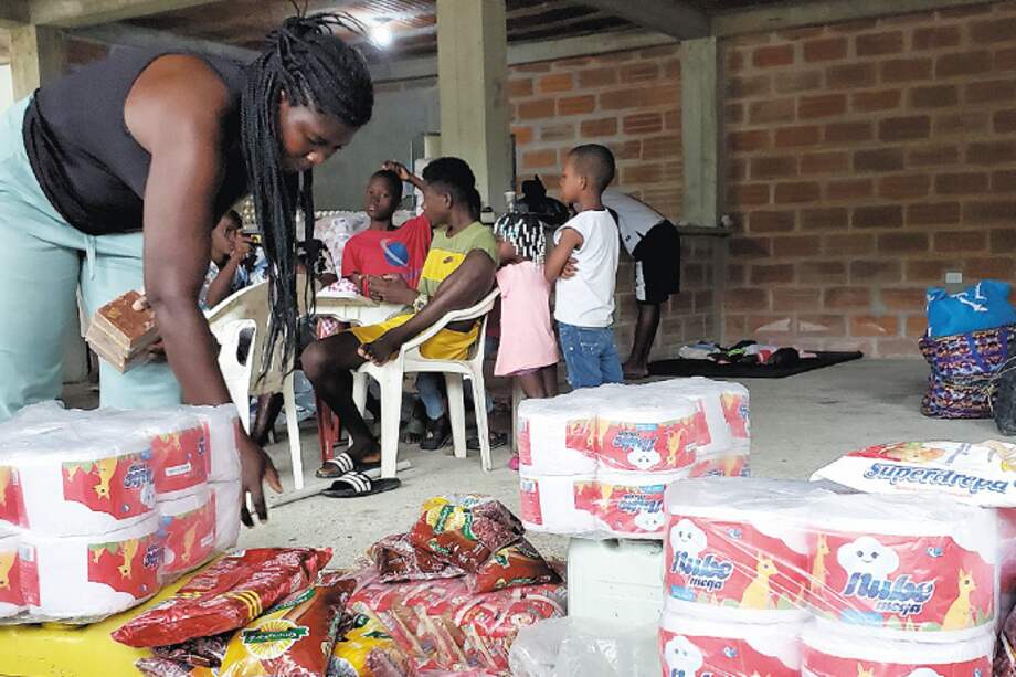 Amparo Murillo organiza los víveres que llegaron a la sede del consejo comunitario para atender a la población que tuvo que huir de sus territorios.