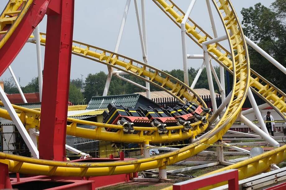 Quimera es una moderna montaña rusa roja y amarilla. / /EFE