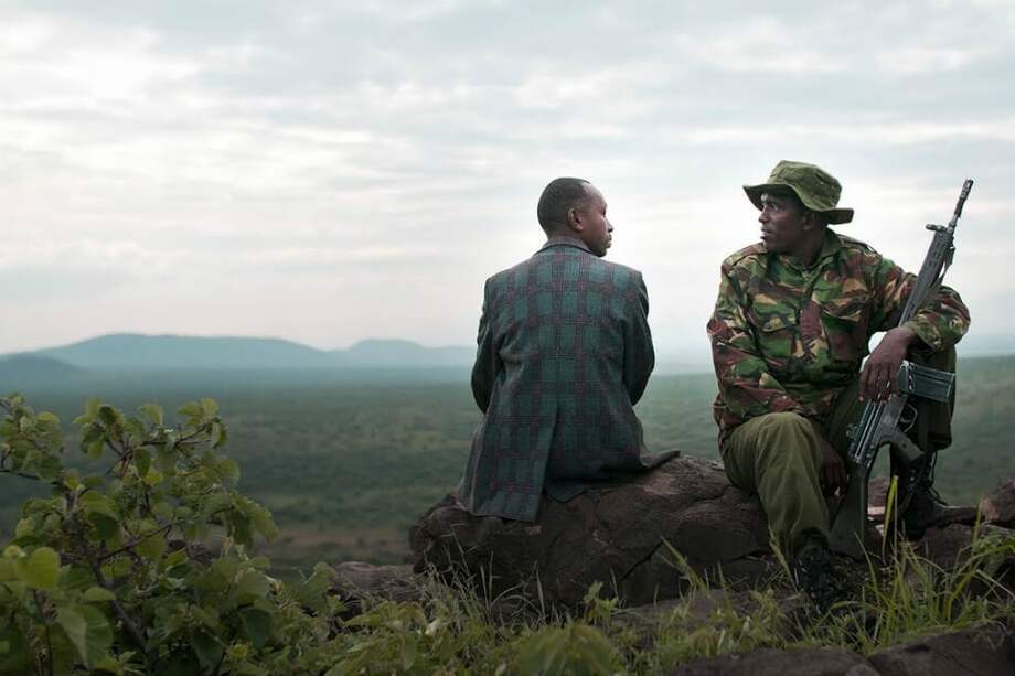 Fotograma de la película Dejándolo Todo por los Elefantes (When lambs become lions).