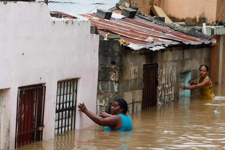 Varias personas abandonan sus casas en República Dominicana ante los desastres ocasionados por el huracán Sandy / EFE