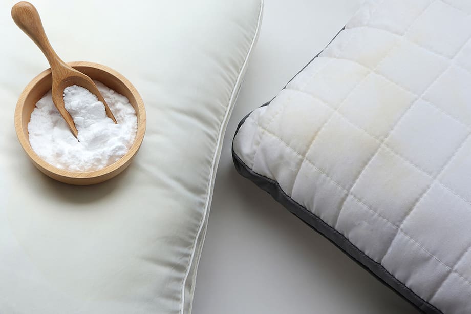 El bicarbonato es un aliado para limpiar las almohadas amarillas.