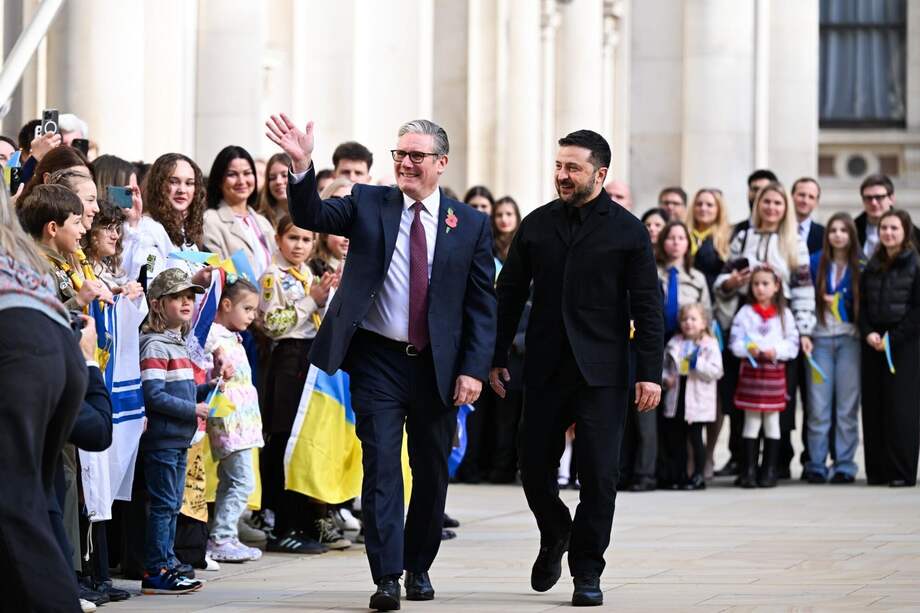 El primer ministro británico, Keir Starmer (izq.), y el presidente de Ucrania, Volodímir Zelenski (der.), llegan a una reunión de la “Coalición de los Voluntarios” en Londres.