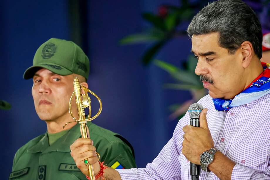 Nicolás Maduro sosteniendo una espada durante un acto de gobierno.