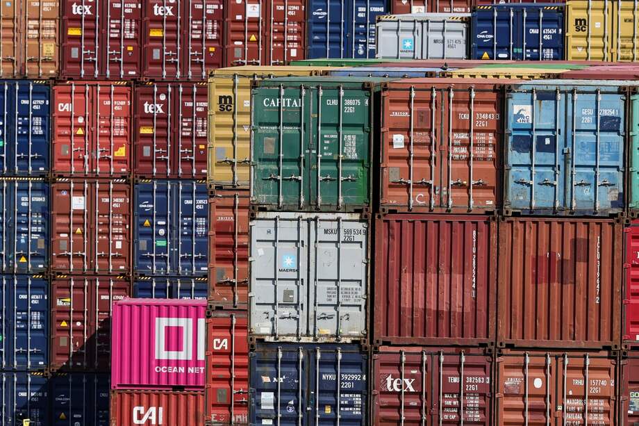 FOTODELDÍA MANNHEIM (Alemania), 29/07/2025. Contenedores de carga apilados en el puerto comercial de Rhein-Neckar en Mannheim, Alemania, este martes. El presidente estadounidense Donald Trump anunció sus planes de imponer un arancel del 15 % a los productos de la Unión Europea (UE) a partir del 1 de agosto de 2025.-EFE/ Ronald Wittek