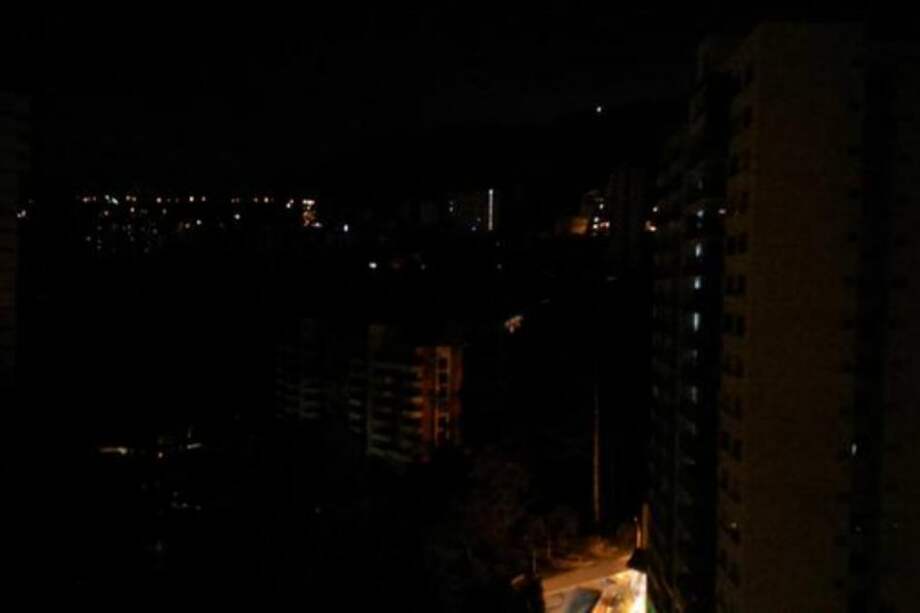 Así quedó el sector El Poblado luego de que se produjera el apagón / Fotografía tomada del Twitter de @monsalvegaviria