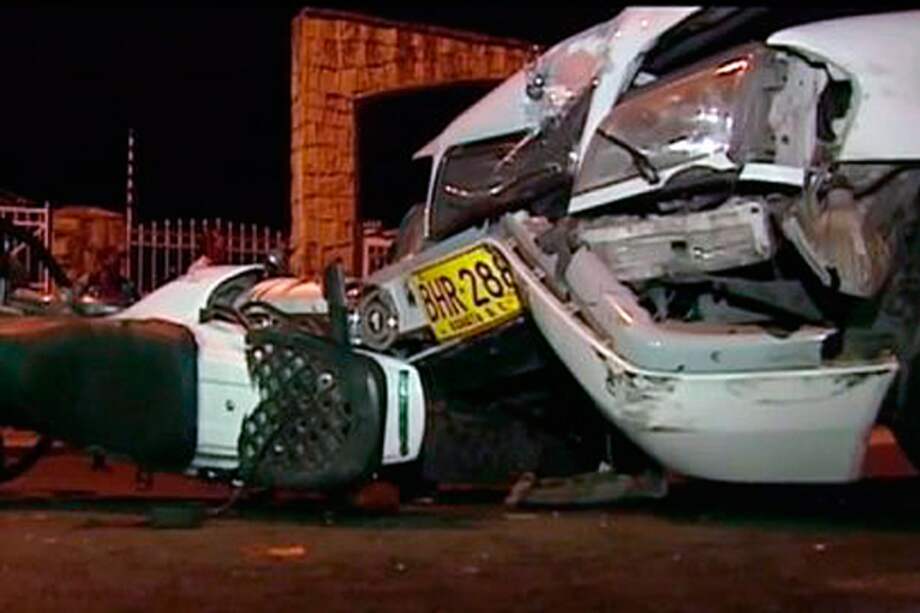 Conductor al parecer borracho arrolló a cuatro policías