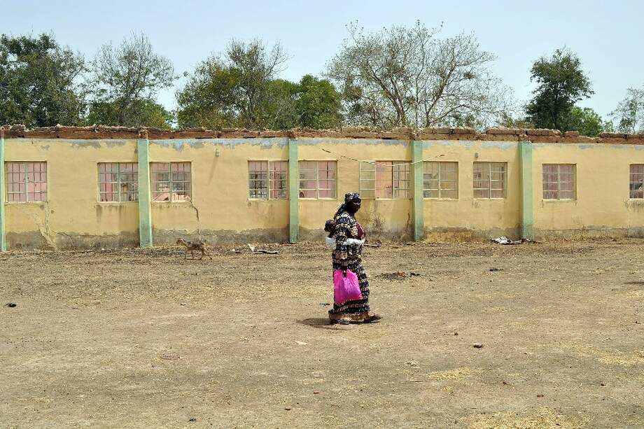 Una víctima de Boko Haram pide la libertad de su hija, secuestrada por los terroristas. / AFP