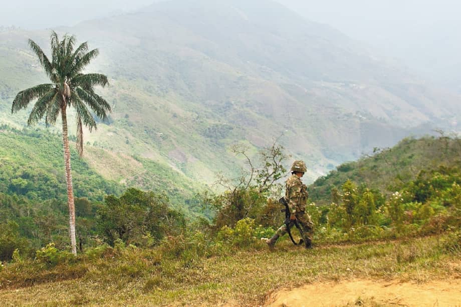 Foto Referencia. Hasta el momento se cree que un grupo armado lanzó un explosivo desde una colina aledaña.
