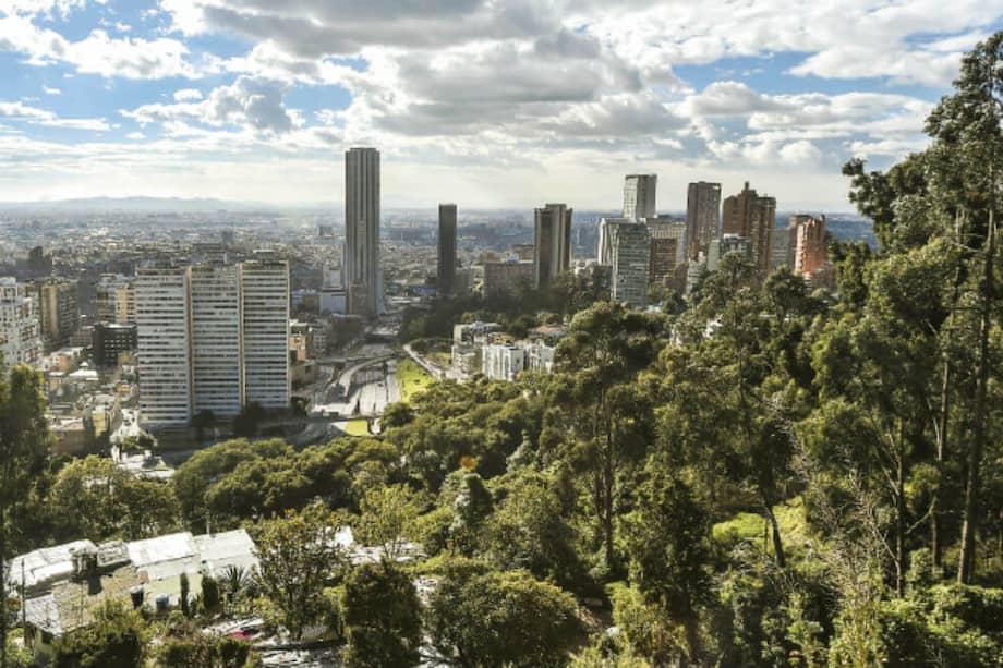 Con el proyecto, se espera modificar el artículo 325 de la Constitución, que dicta que Bogotá, distrito capital, solo puede hacer área metropolitana con municipios, y región solo con otros entes departamentales.