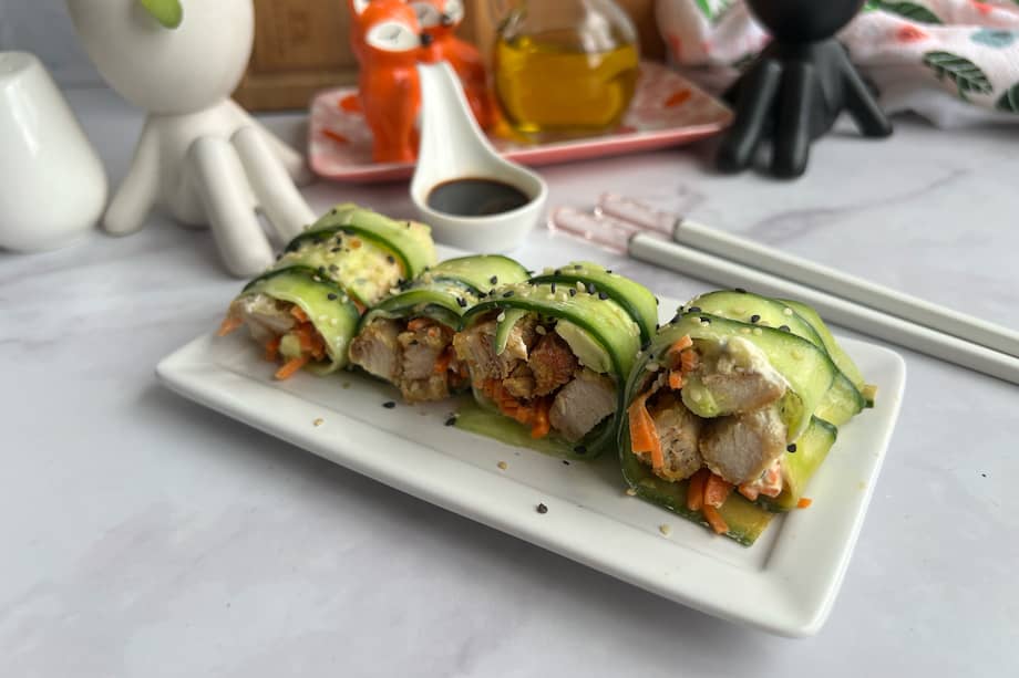 Sorprende a los que más quieres con estos rollos de pepino y pollo crunchy, pequeños bocados creativos con sabor.