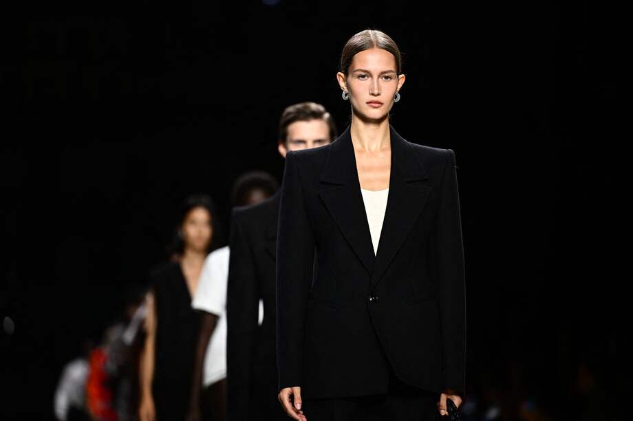 Modelos caminan por la pasarela del desfile de Bottega Veneta durante la Semana de la Moda de Milán. / AFP