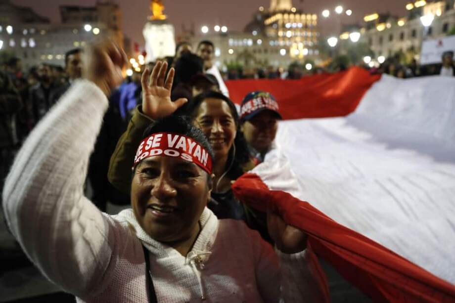 Organizaciones sociales y colectivos civiles participan en una movilización para respaldar la disolución del Congreso de Perú y la convocatoria de nuevas elecciones parlamentarias. / EFE