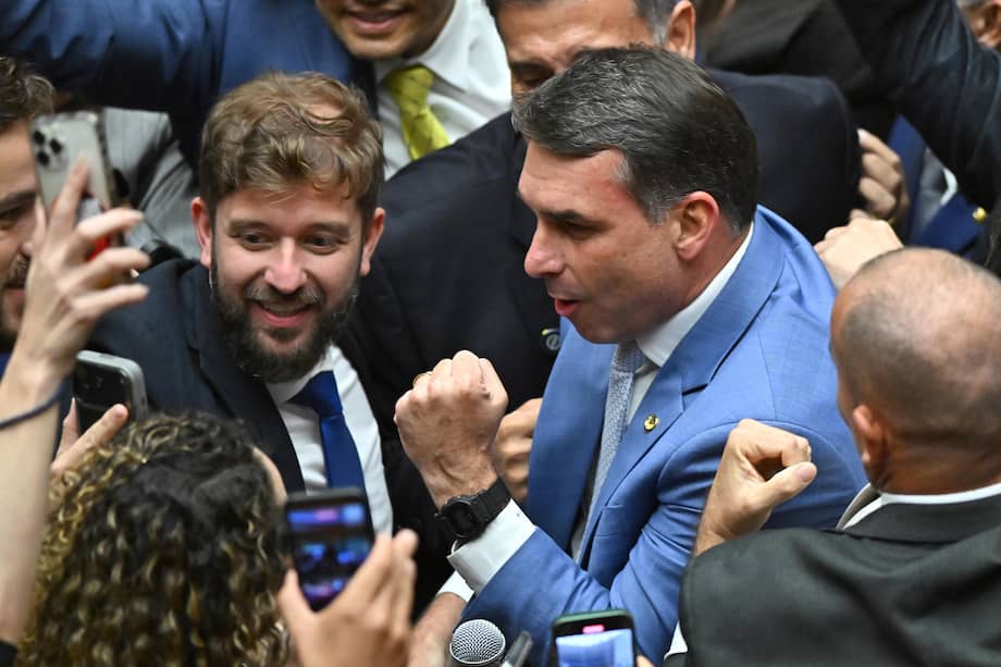 El senador Flávio Bolsonaro, candidato a las elecciones de Brasil, celebra la aprobación de la reducción de las penas por golpismo impuestas a su papá, el expresidente Jair Bolsonaro.