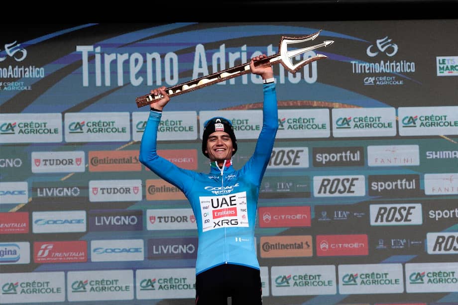 El bogotano cerró una destacada semana en la carrera italiana al terminar séptimo en la clasificación general, mientras el mexicano se proclamó campeón tras dominar la prueba.