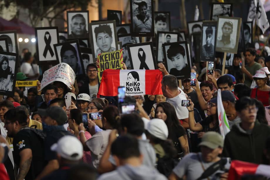 Manifestantes protestan contra la candidata presidencial Keiko Fujimori en Lima, Perú.