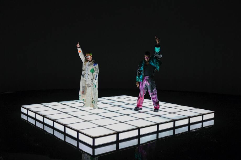 J Balvin y Usher en Dientes