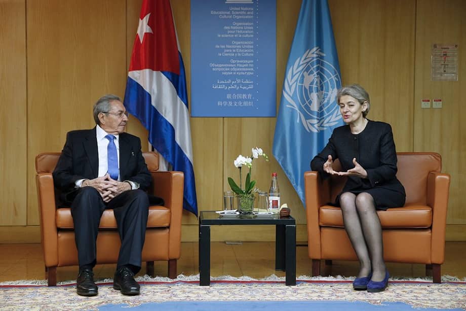 El presidente de Cuba, Raúl Castro (i), conversa con la directora general de la UNESCO, Irina Bokova, durante una reunión celebrada en la sede de la UNESCO en París./ EFE