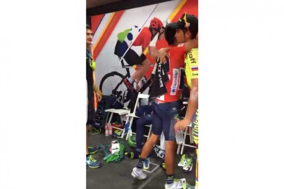 Nairo Quintana abrazó a Alberto Contador tras la llegada a meta en la etapa 15 de la Vuelta a España.