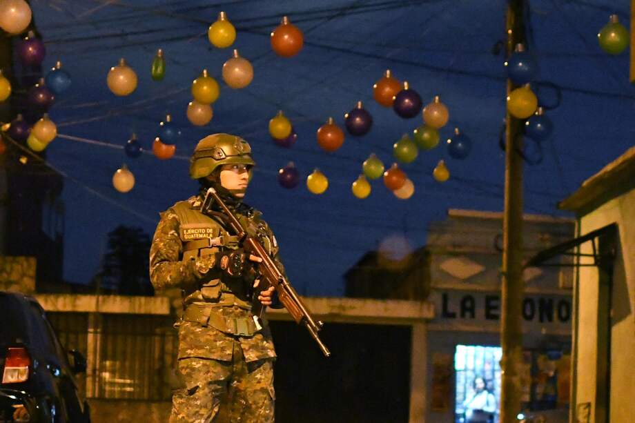 Un integrante del Ejército de Guatemala participa en un operativo en el barrio El Gallito este jueves, en Ciudad de Guatemala (Guatemala).
