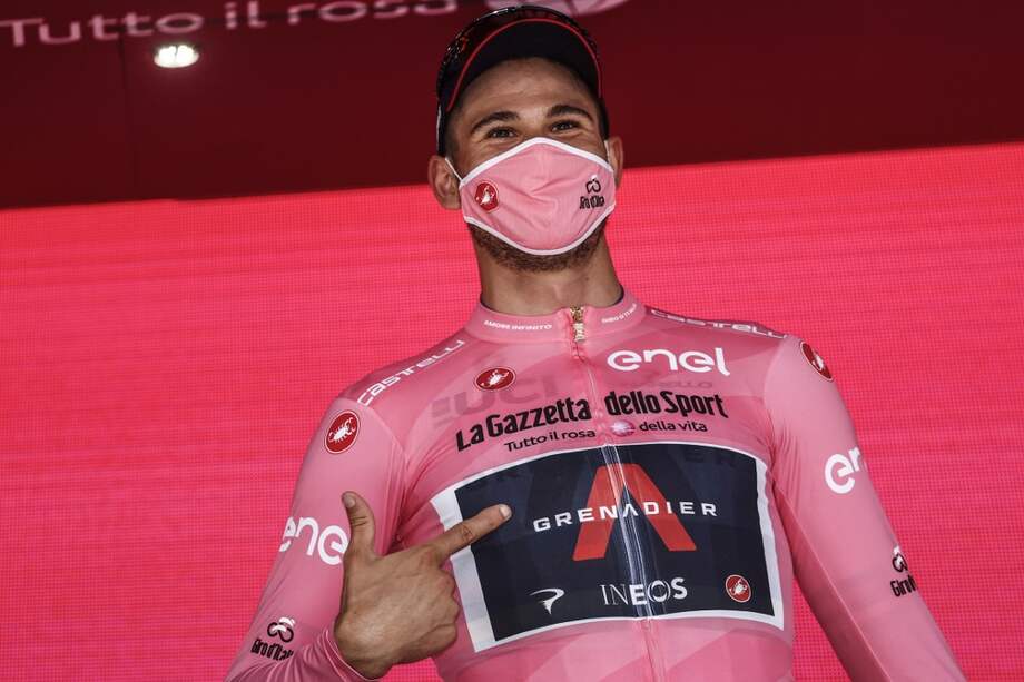 Filippo Ganna con la camiseta rosa de líder del Giro de Italia.