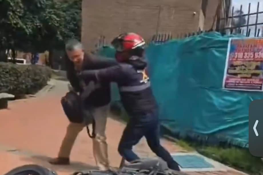 La situación se tornó aún más tensa cuando, según las grabaciones, el motociclista tomó el celular del adulto mayor, al parecer como forma de reclamar por un supuesto daño a su motocicleta. Al mismo tiempo, uno de los vecinos tenía en su poder el teléfono del agresor.