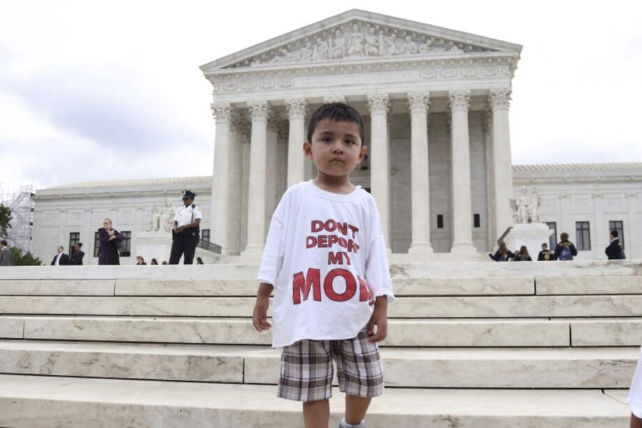 Un niño a favor de los migrantes lleva una camiseta con el lema 'Don't deport my mom' (No deporten a mi madre).