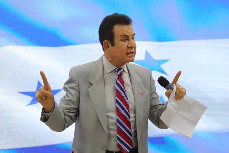 El candidato a la Presidencia de Honduras por el Partido Liberal, Salvador Nasralla, habla durante una rueda de prensa este viernes, en Tegucigalpa (Honduras).