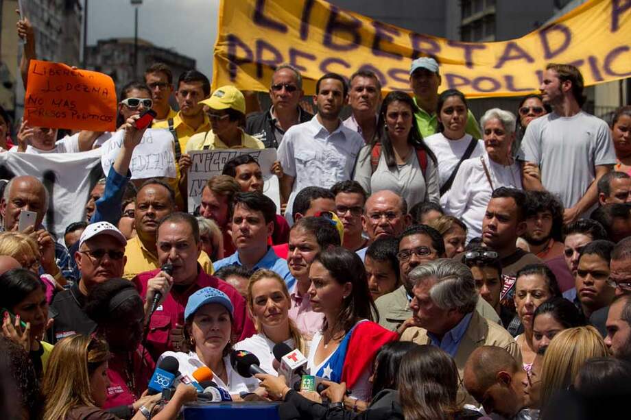 Mitzy Capriles, esposa de Antonio Ledezma, Lilian Tintori, esposa de Leopoldo López y la exdiputada María Corina Machado. / Agencia EFE