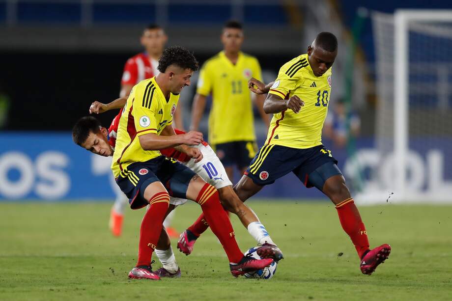 Colombia y Paraguay en la primera fecha del Sudamericano sub-20 en Cali.