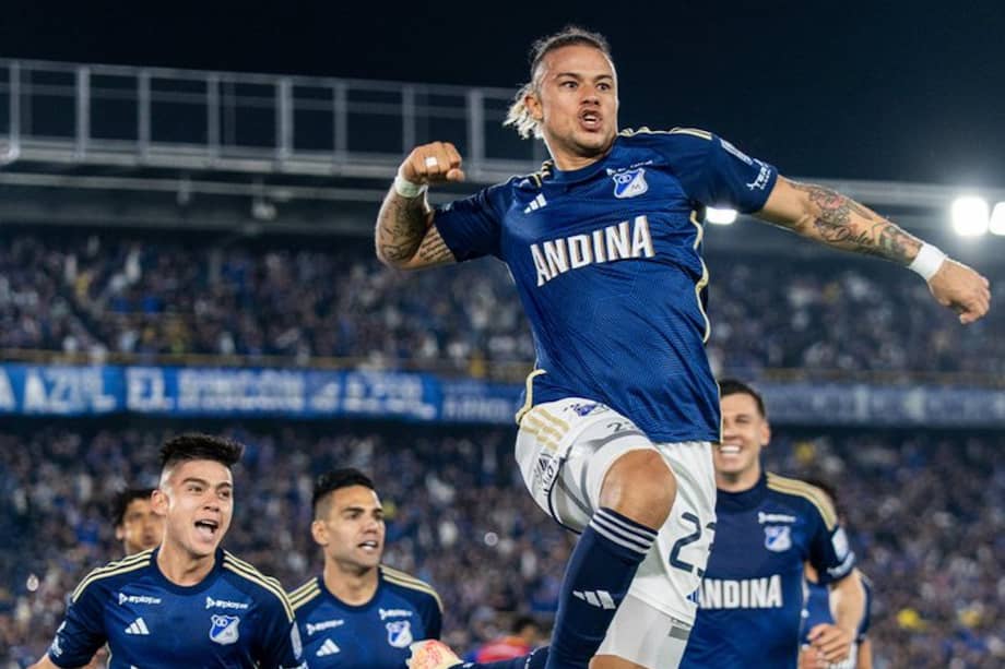 Leonardo Castro (der.) celebra su nuevo gol con Millonarios.