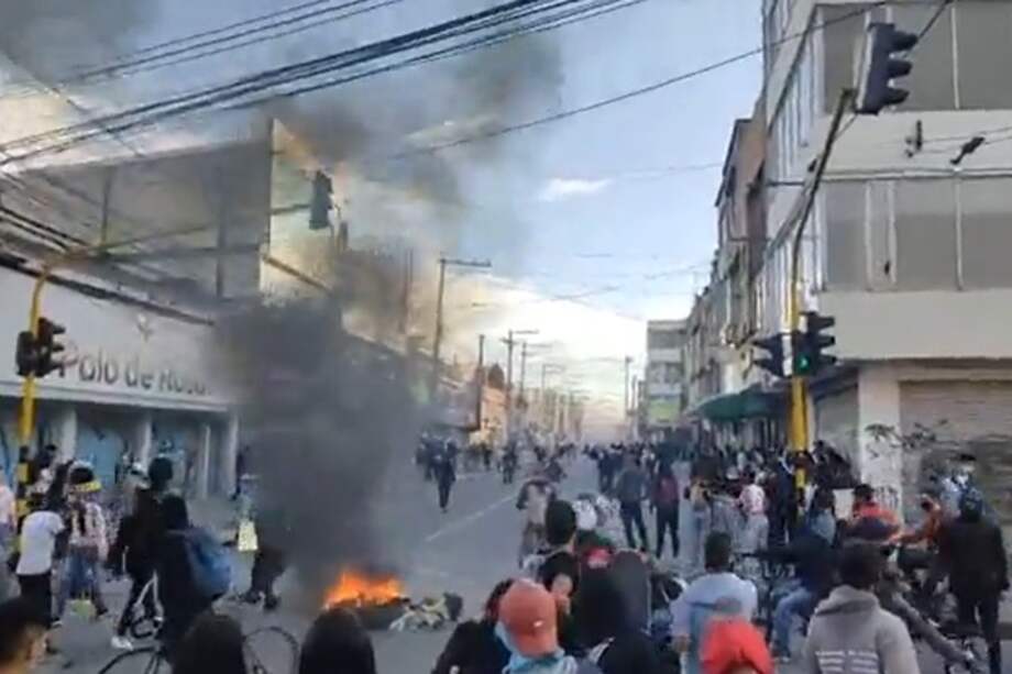 En el lugar se están presentando enfrentamientos entre encapuchados y Esmad.