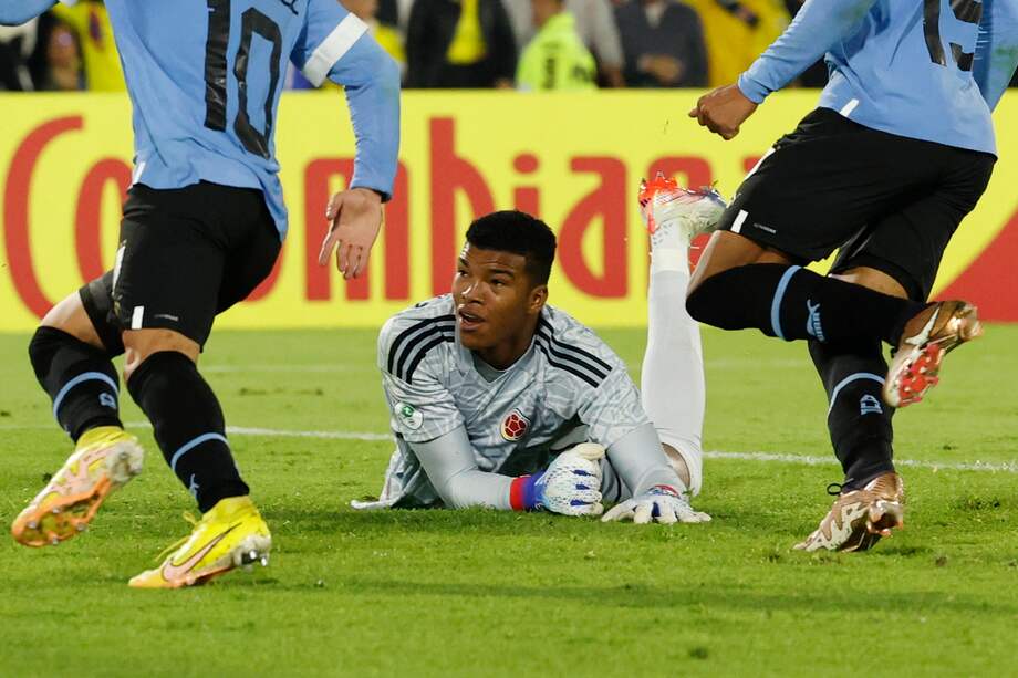 El arquero colombiano Luis Marquines cedió un rebote y el uruguayo Facundo González lo aprovechó para marcar el gol del triunfo en El Campín. (Colombia). EFE/ Mauricio Dueñas Castañeda