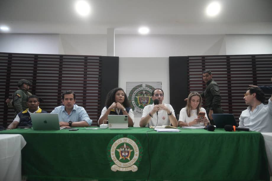Ministro del Interior, Rodrigo Lara; gobernadora del Chocó, Nubia Carolina Córdoba; vicepresidente José Manuel Restrepo.