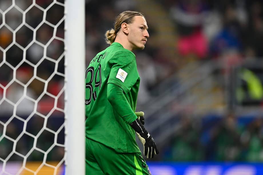 Matvey Safonov arquero de PSG.