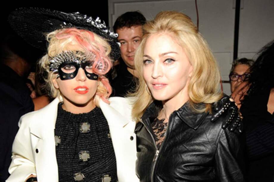 Las artistas Lady Gaga y Madonna. /Archivo.