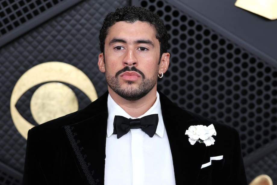 AME853. LOS ÁNGELES (ESTADOS UNIDOS), 01/02/2026.- El cantante puertorriqueño de música urbana Bad Bunny posa en la alfombra roja de la 68º edición de los premios Grammy este domingo, en Los Ángeles (Ca, EE.UU.). EFE/ Octavio Guzmán