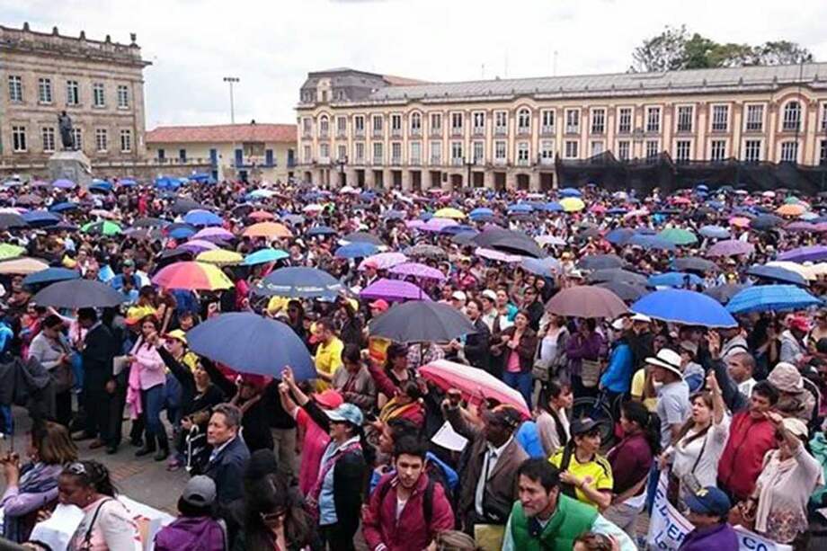 La panorámica es de la Plaza de Bolívar de Bogotá, donde ayer se reunieron cientos de maestros que respaldan el paro nacional del magisterio que ya completa dos semanas.