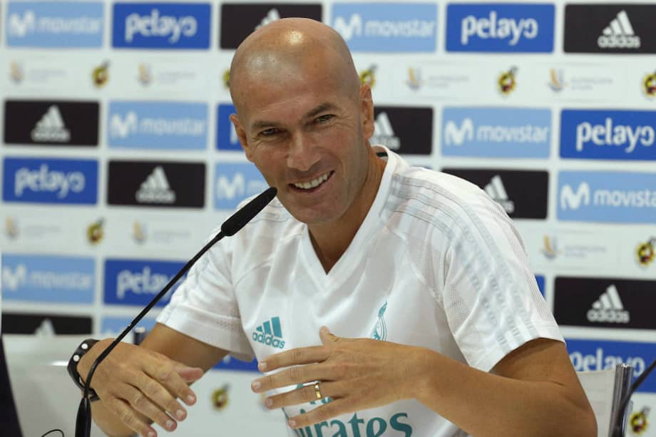 El técnico francés de Real Madrid, Zinedine Zidane, este sábado, durante la rueda de prensa que ofreció después del entrenamiento previo al encuentro de ida de la Supercopa de España. / EFE