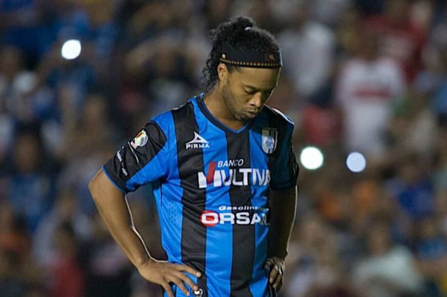 Ronaldinho salió molesto del partido del Querétaro. Foto: AFP
