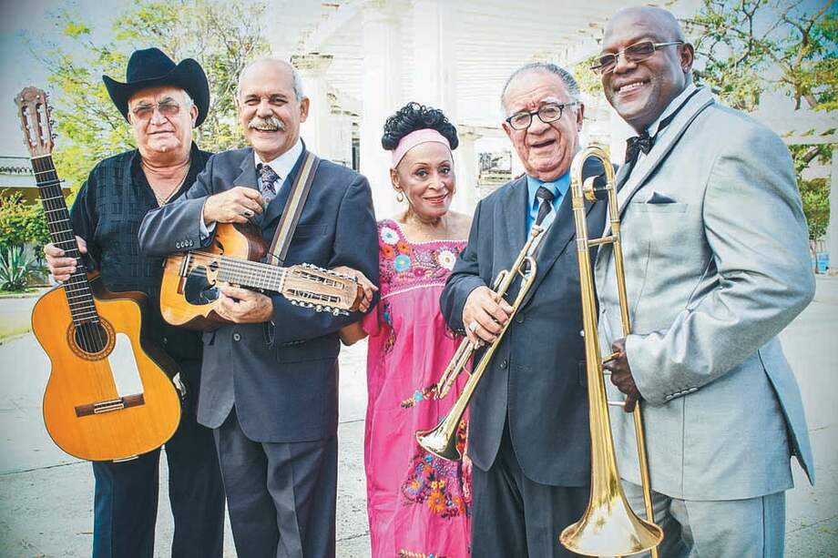 Las figuras que forman parte de la banda desde sus orígenes: Omara Portuondo, Eliades Ochoa, Jesús ‘Aguaje’ Ramos, Barbarito Torres y Manuel ‘Guajiro’ Mirabal. /Alejandro González y Xavier Angulo